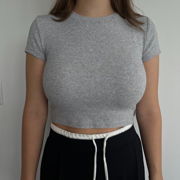 Aritzia TNA Crop Grey T-Shirt - Size Medium - Picture 5 of 7
